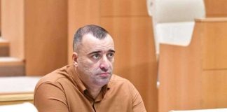 რატი იონათამიშვილი ოპოზიციის ბრიფინგზე: თვითონ გაამხილეს ვინ მიიღო ტექსტი ბრიუსელიდან – ვინმე ლემონჯავამ, დღეს მიუღია თან, ელოდებოდნენ და დირექტივის გარეშე ვერ ინძრეოდნენ, მედიასაც ბოლო წუთებში გააგებინეს, სხვათა შორის