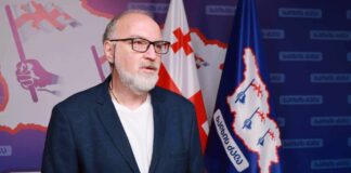 დავით ქართველიშვილი: “მთავარი არხი”, ე.წ. “პროდასავლური მედია” რომ ევროკავშირის დროშის დამწველ ანტიმამაოს არეკლამებს, ცოტა უცნაურად ხომ არ გეჩვენებათ? არა – აქ არაფერი უცნაური არ არის, ცრუ მღვდელი ხომ ხელისუფლებას და ბიძინა ივანიშვილს ლანძღავს, ჰოდა, სულ ფეხზე ჰკიდიათ, ეს ცრუ მღვდელი გუშინ ევროკავშირის დროშას წვავდა თუ ბრაზილიის
