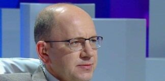 გია აბაშიძე „ტვ პირველს”: როდესაც აიათოლას აი თოლიასგან ვერ არჩევ, როდესაც ქალაქის სახელი და სასულიერო პირის რანგირება არ იცი – როგორ შეიძლება ნორმალურად მომიყვე გეოპოლიტიკური ამბები? ეს ხომ უბრალოდ ფსკერიც არ არის?!