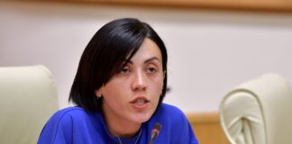 ანა წითლიძე მიხეილ მაჭავარიანის შვილს: ვადო, მამაშენი შევარდნაძის დროის კორუმპირებული მინისტრი იყო, მოპარული ფულებით აშენებულ სახლში ცხოვრობ ახლა, მერე ცხრა წელი “ნაცების” დროს მამაშენის პრივილეგიებით სარგებლობდი – სანამ იმ ქვაბში ჩააფურთხებ საიდანაც ჭამდი, გახსოვდეს, რომ პასუხს მიიღებ