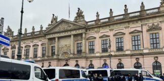 *ბერლინის პოლიციის ცნობით, ფრიდრიხშაინში გამართული შეკრების შემდეგ 25 ადამიანი დააკავეს და სხვა ნივთებთან ერთად პიროტექნიკა ამოიღეს*