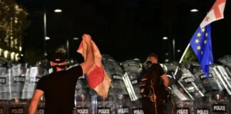 პოლიციელი ლაშა ჯუღელი 4 ოქტომბრის მოვლენებზე – ნიღაბი მომხსნეს და შემდეგ გამლახეს, ფორმა შემომახიეს და ყვიროდნენ, ყველას გახადეთო, 15 კაცამდე მირტყამდა, ერთ-ერთი ამოვიცანი ამ დარბაზიდან – გური ჟვანია