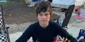 dailymail: კანადის ერთ-ერთ სკოლაში შეჭრილი შეიარაღებული თავდამსხმელი, რომელმაც რამდენიმე ადამიანი მოკლა, 18 წლის ტრანსგენდერი აღმოჩნდა ჯესი ვან რუტსელაარი