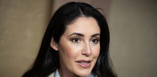 კონგრესმენი ანა პაულინა ლუნა ჯო უილსონს მიმართავს: ჯო, ალბათ უნდა შეწყვიტო უცხო ქვეყნის დროშის ტარება და ამერიკელივით მოიქცე