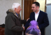 გიორგი ჯინჭარაძემ აფხაზეთიდან დევნილ მეორე მსოფლიო ომის ვეტერანს 9 მაისი მიულოცა