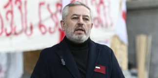 ძალადობრივ აქციებზე დაკავებული ზვიად ცეცხლაძის მამა ოპოზიციაზე: გმირობა გააუფასურეს, ამაში ჩვენც გარკვეულწილად ვუწყობთ ხელს. ჩვენ ვამბობთ, რომ ციხეში ვინც სხედან გმირები არიან, ვიღაც 7 დღე დაჯდა და გმირია – სხვა რამეა გმირობა