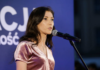 პოლონელი ევროდეპუტატი უკრაინის ევროკავშირში დაჩქარებულ გაწევრიანებას ეწინააღმდეგება და კიევს პოლონელების გენოციდში დამნაშავე „უკრაინის მეამბოხე არმიის“ განდიდების გამო მწვავედ აკრიტიკებს