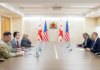 აშშ საელჩო: აშშ-ის ომის მდივნის თანაშემწის მოადგილე ენდრიუ ლუმისი თბილისში აშშ-ის საელჩოს ხელმძღვანელობასა და თავდაცვის სფეროში ქართველ კოლეგებს შეხვდა – შეხვედრაზე ყურადღება გამახვილდა საერთო პრიორიტეტებზე, ორმხრივი ინტერესის საკითხებთან დაკავშირებით თანამშრომლობის გაძლიერებაზე