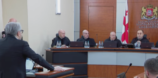 მოსამართლე რევაზ ნადარაია ნიკა გვარამიას: აქ არ იქნება დაუსრულებელი, უსაგნო საუბარი – ჩამოაყალიბეთ მოთხოვნა, რა გნებავთ. მეუბნებით, ხალხი უნდა დავკითხოთ, მაგრამ არ ვიცი, ვინ არიანო